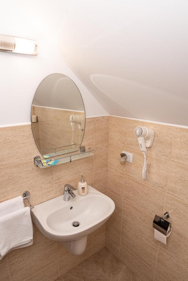 K'Raman Hotel Ramnicu Valcea Bagian luar foto