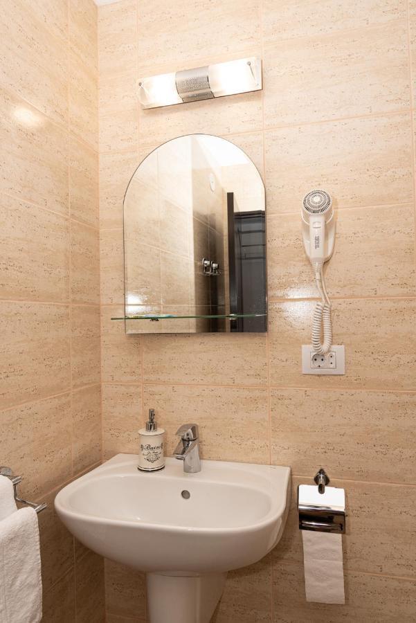 K'Raman Hotel Ramnicu Valcea Bagian luar foto